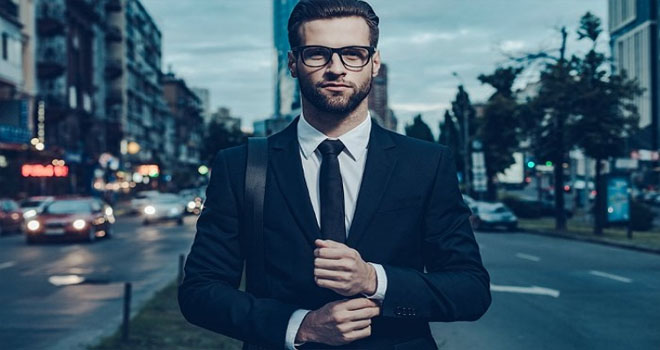 Homem de terno e gravata super confiante
