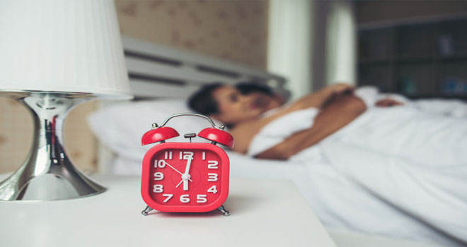 Deixe o despertador longe da cama para acordar cedo
